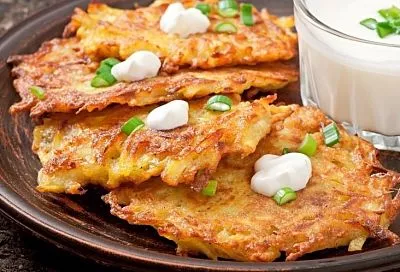 Лучшие драники, как у мамы в рецепте: хрустящие и нежные внутри с первого раза