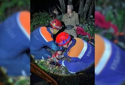 Спасатели на носилках эвакуировали из леса в Сочи мужчину с переломом ноги