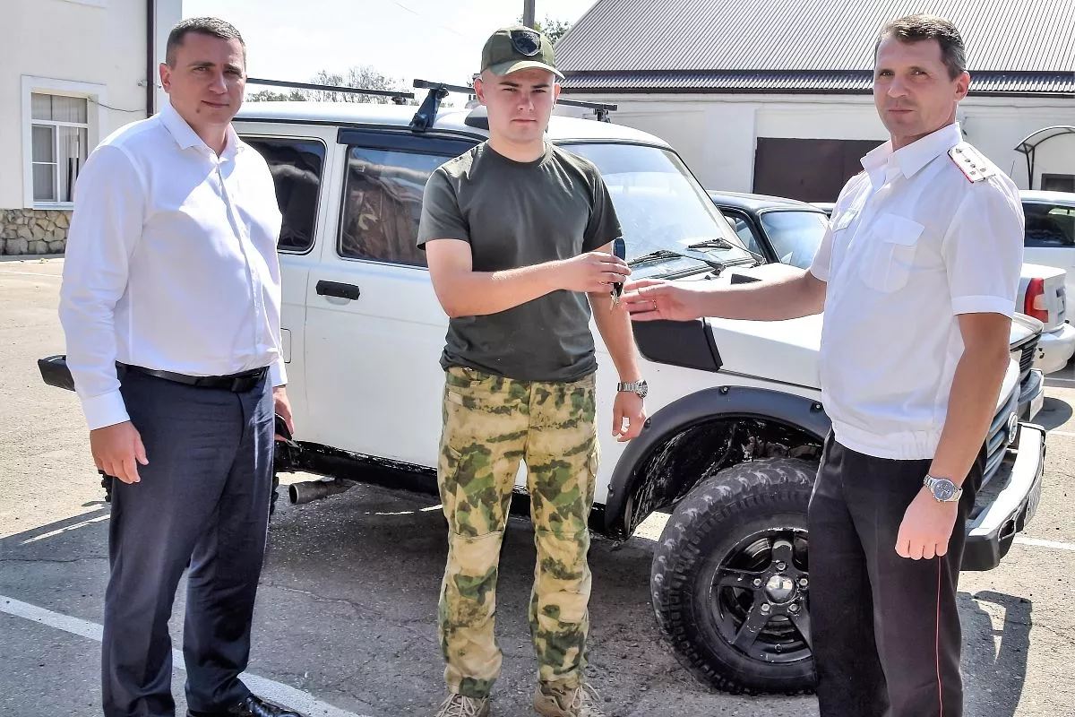 Заместитель главы Абинского района, атаман РКО Андрей Лобан и заместитель главы Артем Князев передают ключи и автомобиль «Нива» казаку-добровольцу из отряда «Кубань» (БАРС-11) Роману Демченко. Заместитель главы Абинского района, атаман РКО Андрей Лобан и заместитель главы Артем Князев передают ключи и автомобиль «Нива» казаку-добровольцу из отряда «Кубань» (БАРС-11) Роману Демченко.