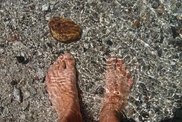 Надо ли стирать лак с ногтей на ногах перед поездкой на море? Какие процедуры надо успеть сделать перед отпуском