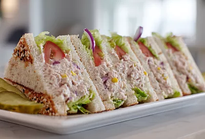 Летний «сэндвич-торт» из тунца: холодная отрада для жарких дней