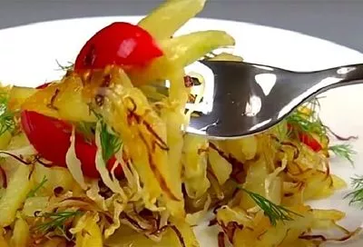 Жареная картошка «от папы»: просто добавьте при жарке капусту так – и ваше блюдо станет ароматнее и вкуснее