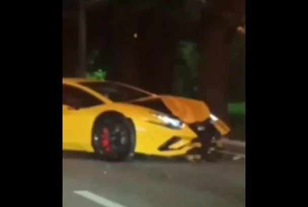 Врезалась в дерево: девушка разбила Lamborghini Aventador за 13 млн в Сочи