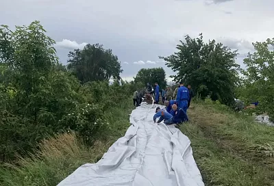 Боновое заграждение-дамбу устанавливают в станице Троицкой Крымского района