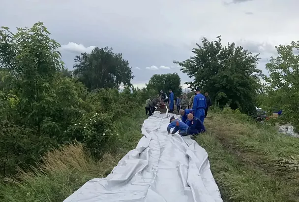 Боновое заграждение-дамбу устанавливают в станице Троицкой Крымского района