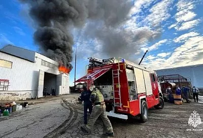 Склад горит на улице Демуса в Краснодаре