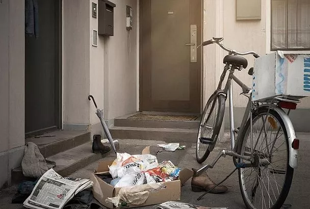 Жители часто оставляют вещи у двери своей квартиры, не осознавая возможных последствий. Одна жалоба может привести к штрафу