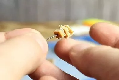 Ловлю крупную рыбу на корочку хлеба: секрет насадки, которая отсекает мелочь