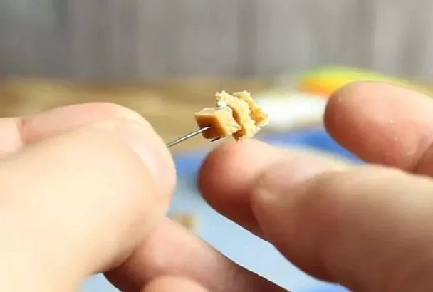 Ловлю крупную рыбу на корочку хлеба: секрет насадки, которая отсекает мелочь