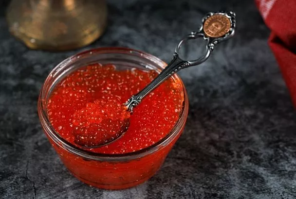 Икра дорожает из-за снижения вылова лосося и ужесточения контроля