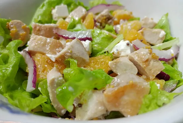 Худею к лету с салатом из куриной грудки, феты и апельсинов: рецепт блюда простой, а вид ресторанный