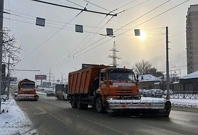 Дороги Краснодара от снега и наледи расчищают 19 января 47 спецмашин 