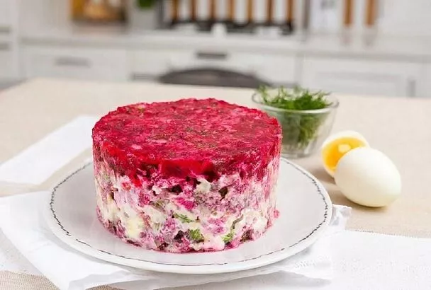 Эта убойная версия салата «Селедка под шубой» вам понравится сразу и навсегда! Меняем скучную селедку на более изысканную копченую скумбрию