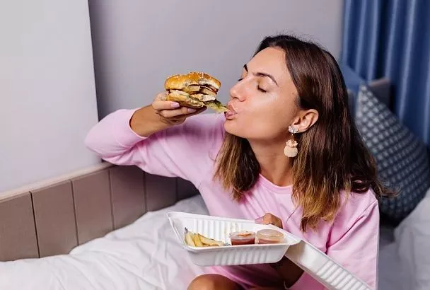 Тревожность начинается с тарелки: токсиколог рассказал о скрытой опасности жирной пищи