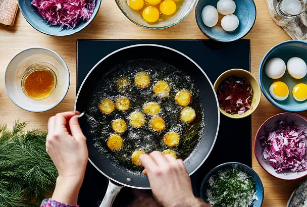 Картофельный салат с селёдкой и тёплой заправкой