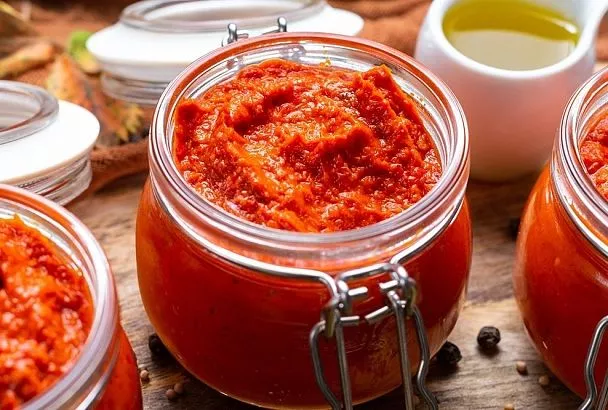 Аджика с яблоками на зиму: ваш кулинарный козырь, который сметается со стола первым