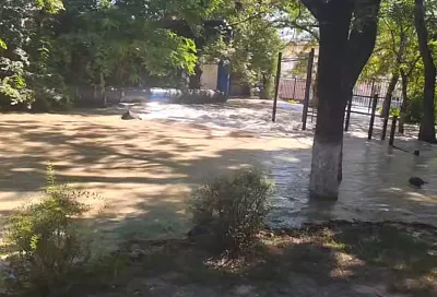 Крупная утечка произошла на магистральном водоводе в Новороссийске