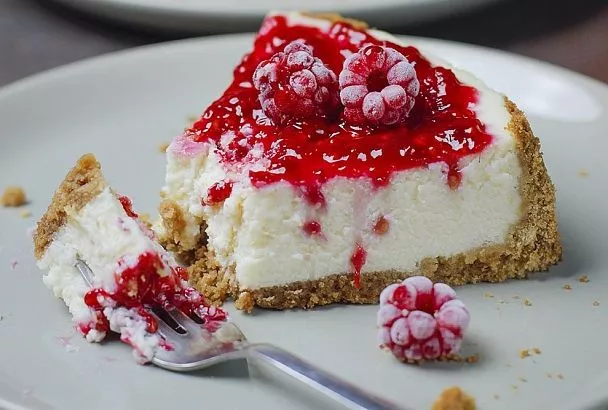 Делам чизкейк с простым йогуртом — рецепт нежнейшего десерта, где все легко