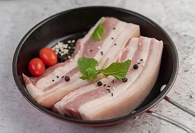 Солю сало по «мокрому» рецепту - получается нежнейший продукт, вкуснее, чем подают в ресторане