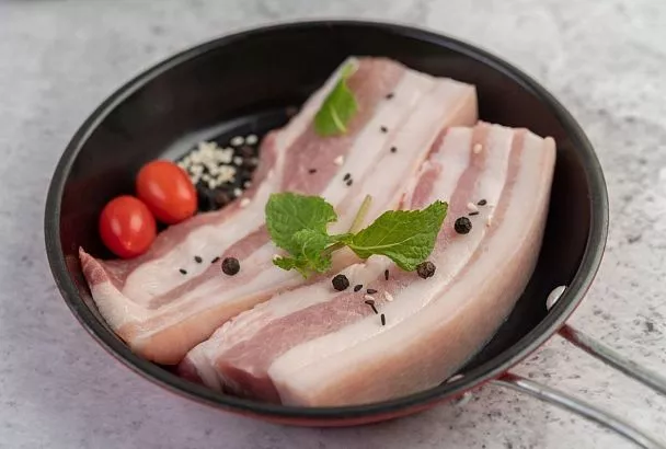 Солю сало по «мокрому» рецепту - получается нежнейший продукт, вкуснее, чем подают в ресторане