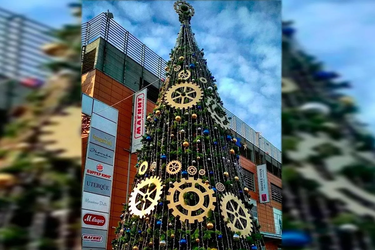 Елка с необычными украшениями в виде гаек и шестеренок