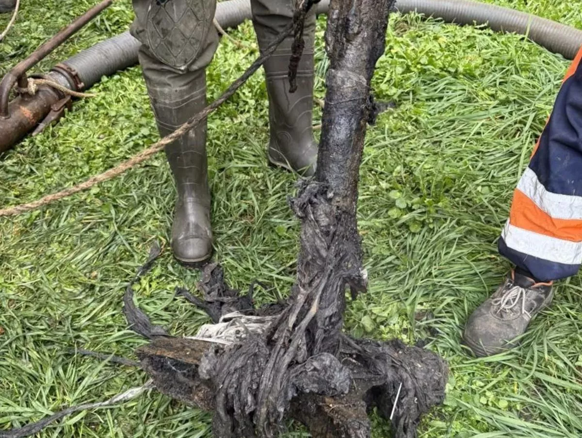 Парковочный столб достали из канализации в Краснодаре при расчистке засора