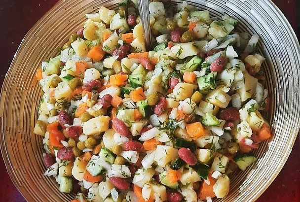 Постный салат «Оливье»: быстрый (готовится за 25 минут), и такой сочный, что удивит даже мясоедов