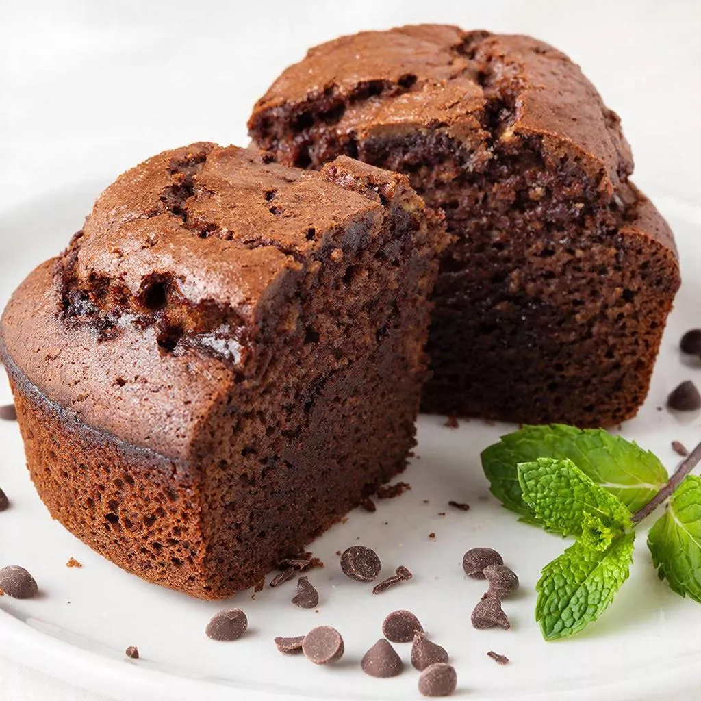 Нежнейший шоколадный бисквит с творожным кремом: быстрый десерт без духовки, готов через час