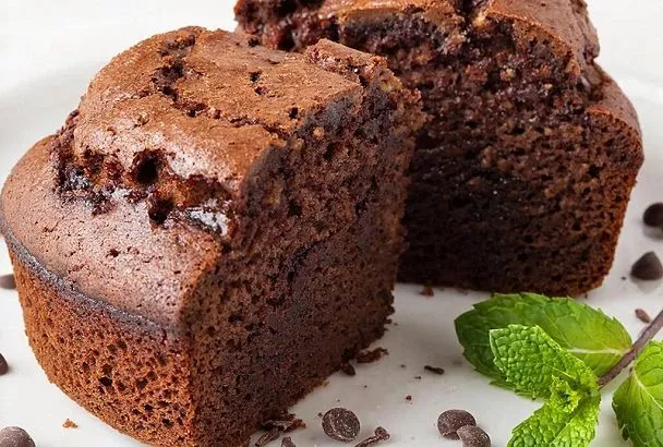 Нежнейший шоколадный бисквит с творожным кремом: быстрый десерт без духовки, готов через час