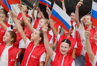 В Мостовском юные артисты устроили флешмоб с триколором на избирательном участке