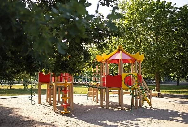 В Госдуме предложили оснастить детские площадки системой экстренного вызова 112