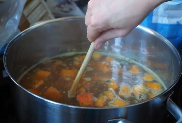 Во время поста этот суп чаще других варим, потому что любим очень - грибной суп с полбой