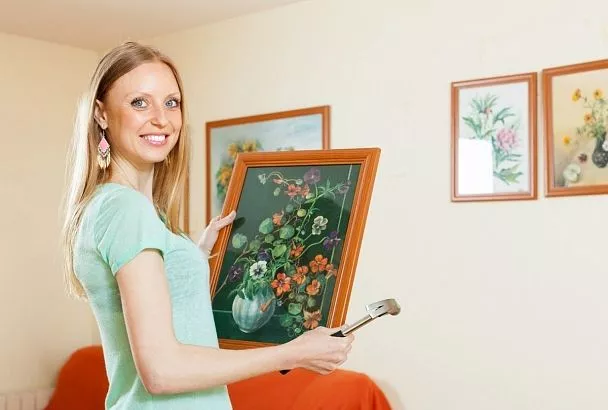 Украшает стены без единой дырки и не включая дрель: пять способов повесить картину