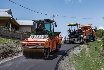 В селе Верхнеармянское Лоо в рамках дорожного нацпроекта завершают ремонт переулка Прохладного