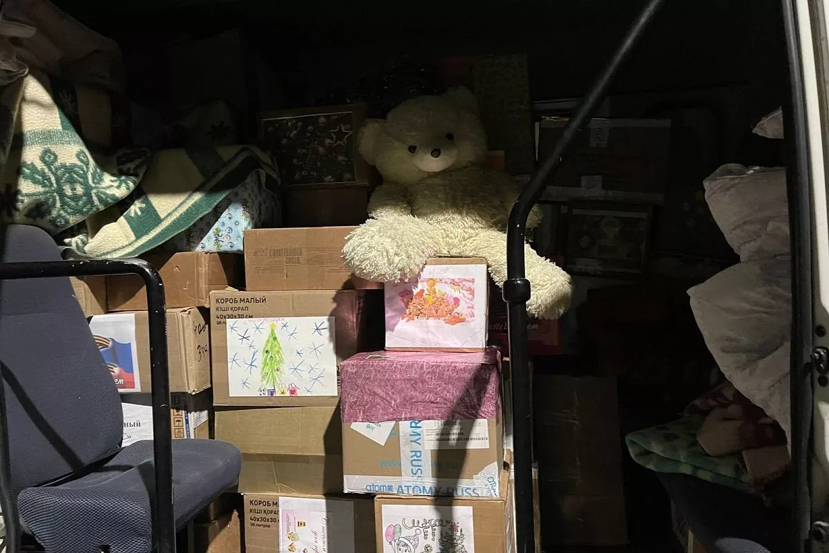 Подготовка новогоднего груза к отправке. Подготовка новогоднего груза к отправке.