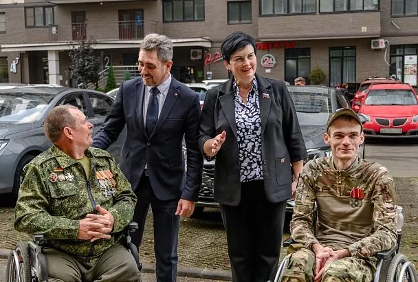 В Краснодаре кубанским ветеранам специальной военной операции вручили автомобили