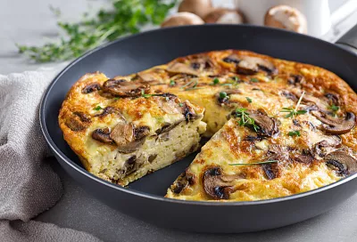 Фриттата с грибами и сыром за 10 минут: пышная, нежная и очень сытная
