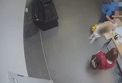 В аэропорту Санкт-Петербурга женщина украла из забытой пассажиром сумки 4 тыс. евро и улетела в Сочи