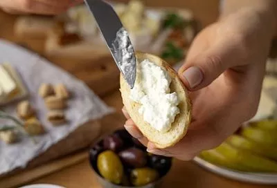 Творожный сыр за 15 минут: самый простой рецепт здорового и легкого завтрака