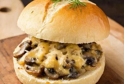 Очень вкусный жульен в съедобной тарелке: грибы, курица в сырно-сметанном соусе, прямо внутри хлебной «чаши» — сметут в два счета