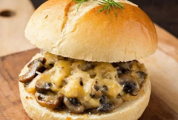 Очень вкусный жульен в съедобной тарелке: грибы, курица в сырно-сметанном соусе, прямо внутри хлебной «чаши» — сметут в два счета