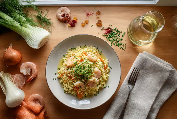 Юлия Высоцкая собирает кускус с креветками и шафраном — и это реально можно поставить на новогодний стол