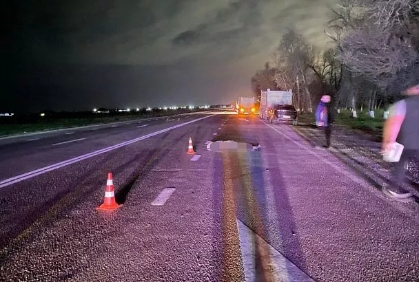 КамАЗ насмерть сбил воителя иномарки, вышедшего из автомобиля после ДТП под Краснодаром