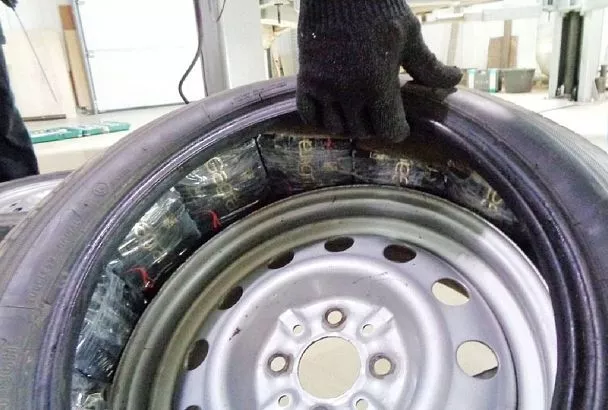 Автомобиль с «сигаретными» колесами задержали на границе в Сочи