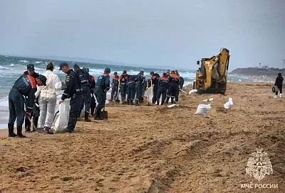 Глава МЧС России и губернатор Кубани проинспектировали очистку пляжей Анапы отновых выбросов мазута