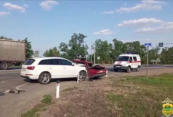 Audi врезался в ВАЗ на трассе в Краснодарском крае. Погибли два человека