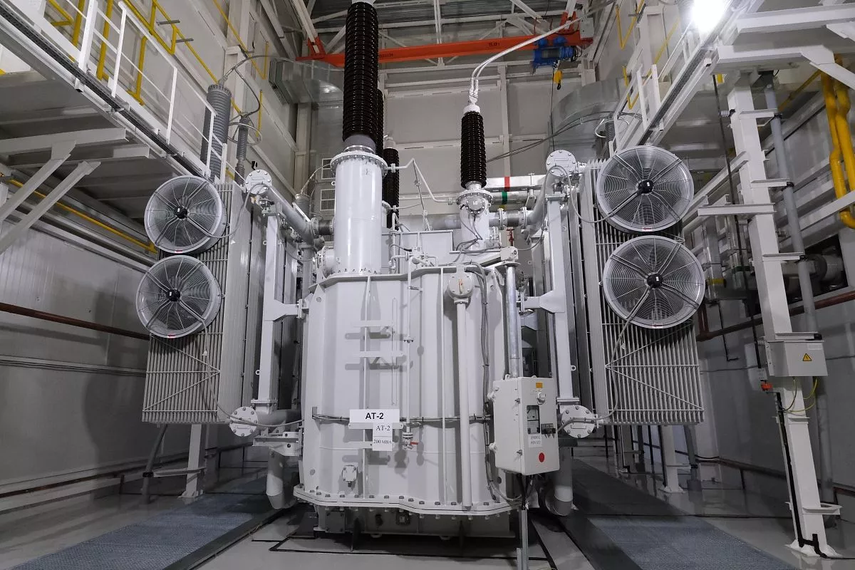 Энергомост, присоединивший полуостров, работает в оба направления в зависимости от пиков потребления.