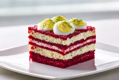 Свекольный салат с сыром и чесноком и фаршированные яйца