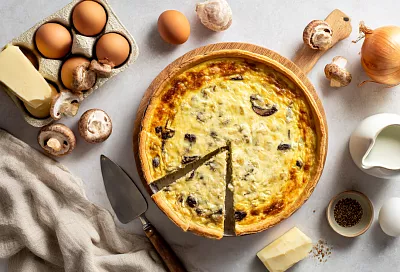 Классический лоранский пирог с курицей и грибами для праздничного стола