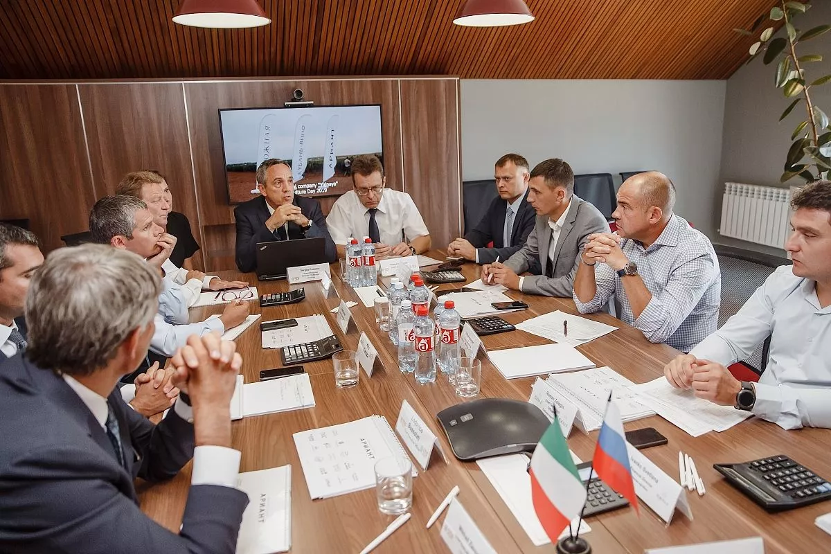 Сотрудничество с одним из мировых лидеров в производстве сельскохозяйственных машин обеспечивает агрофирме «Южная» эксклюзивные условия поставки техники и запчастей марки DEUTZ-FAHR. Сотрудничество с одним из мировых лидеров в производстве сельскохозяйственных машин обеспечивает агрофирме «Южная» эксклюзивные условия поставки техники и запчастей марки DEUTZ-FAHR.